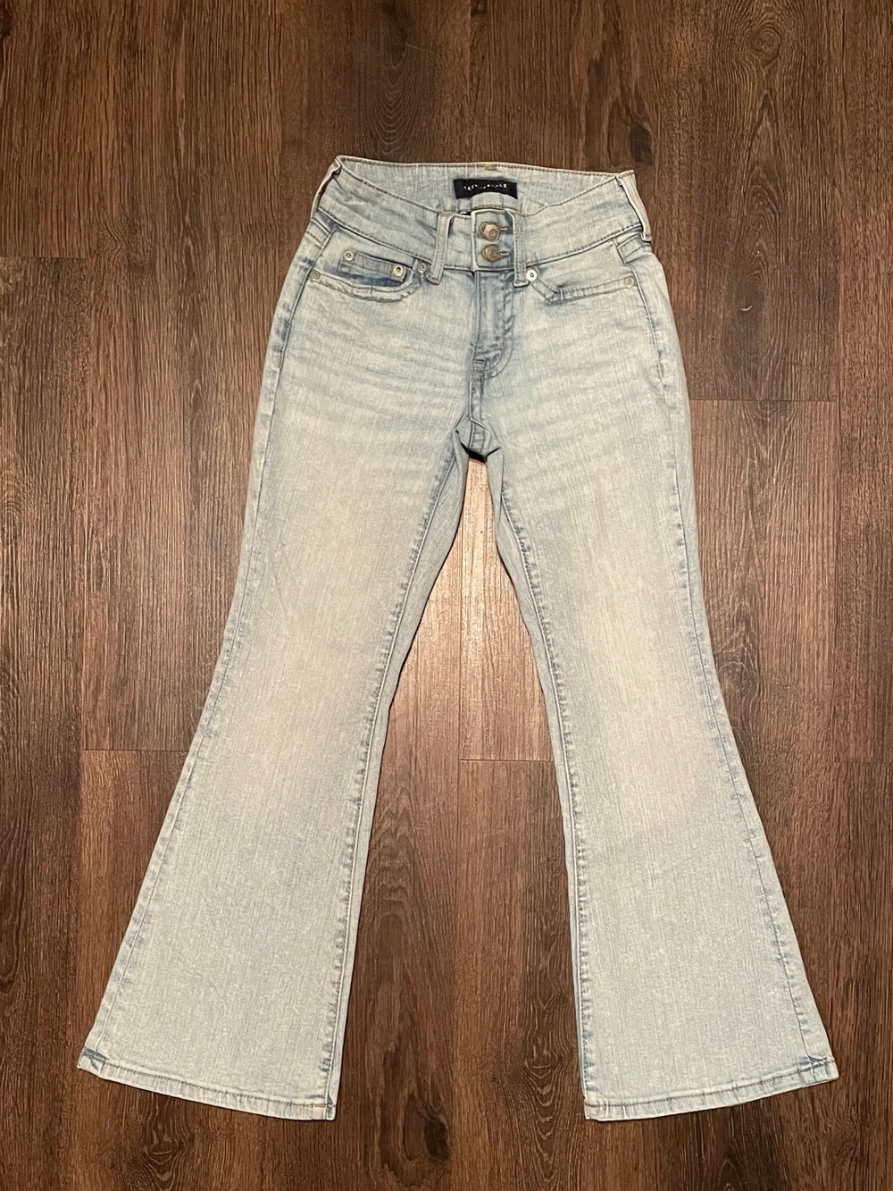 Women’s Light Wash Aeropostale Low rise Flair Jeans size 000 Short